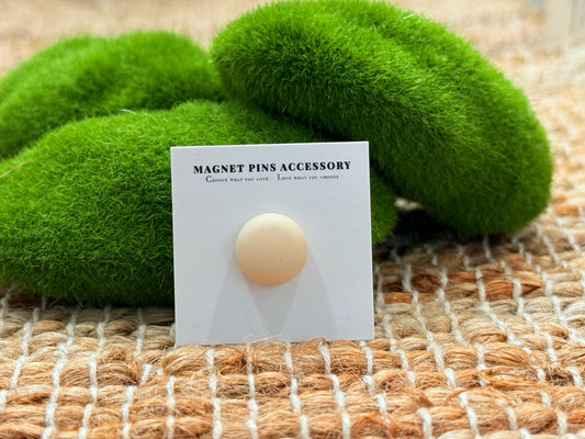 Ivory hijab magnet with strong hold and elegant finish, designed for secure, snag-free styling in a versatile ivory tone.