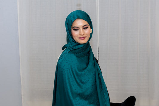 Emerald Green Silk Chiffon Hijab – Elegant Lightweight Modest Wear by Zoya Z